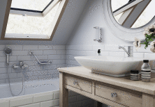 Łazienka na poddaszu – strefa wanny i umywalki z bateriami Algeo 
