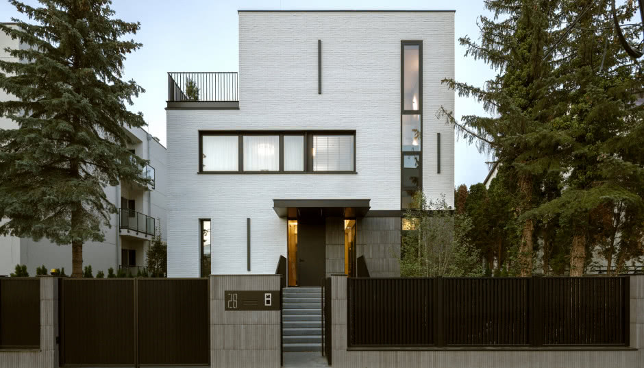 Dom wertykalny w Wilanowie. Nowoczesny projekt na wąską działkę