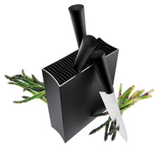 Blok na noże kuchenne z elastycznym wkładem, dzięki czemu można przechowywać w nim nie tylko noże, ale i inne przybory kuchenne