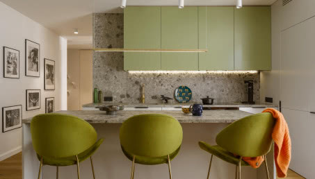 Zielone meble, szare lastryko i mural. Pomysł na małe mieszkanie