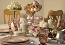 Wielkanocny stół w pastelowych kolorach 