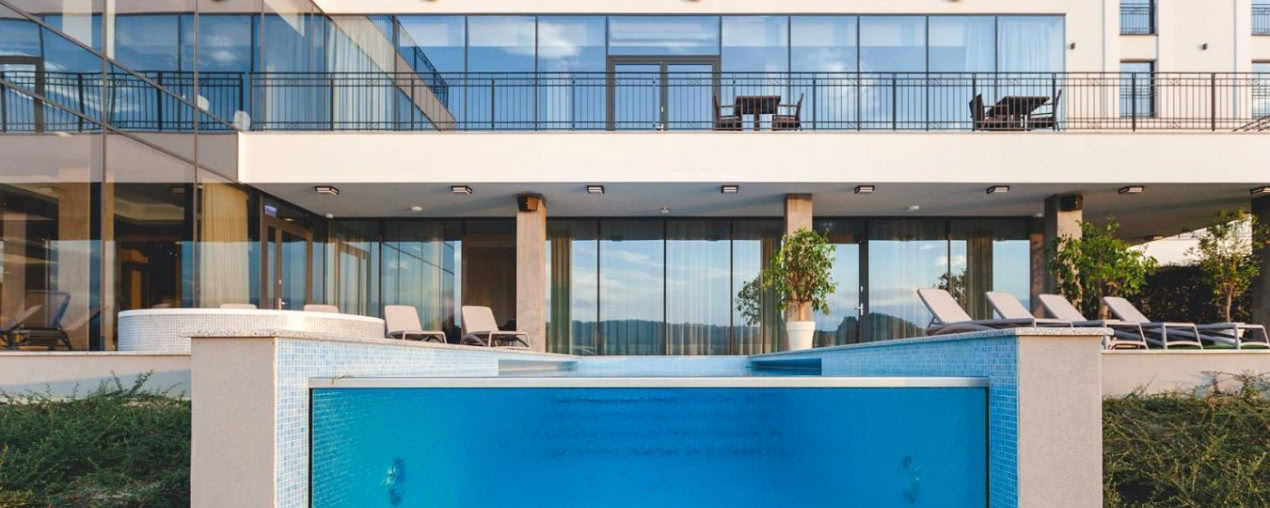 Turyści oszaleli na punkcie infinity pool! Jakie hotele z basenem można zwiedzić w Polsce? 