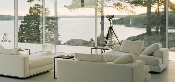 durze okno narożne, kanapy fotele, aparat fotograficzny na statywie, stolik kawowy