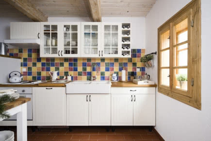Do kuchni Małgorzata wybrała do niej białą zabudowę z IKEA, która idealnie pasuje do tradycyjnego domu na wsi