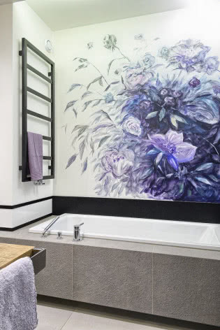 Łazienka ozdobiona ręcznie wykonanym malowidłem