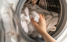 Ręczniki puszyste i miękkie jak nowe? Wystarczy, że wrzucisz to do pralki