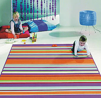 Barwny dywanik w pokoju dziecka