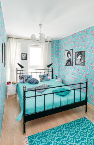 Dwie ściany w sypialni pokryto turkusową tapetą