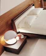 Sypialni - łózko, stolik i lampka nocna - Art de Vivre