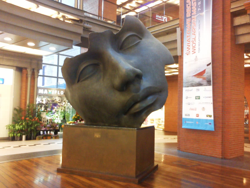 Igor Mitoraj, "Blask Księżyca". Rzeźba stoi w...