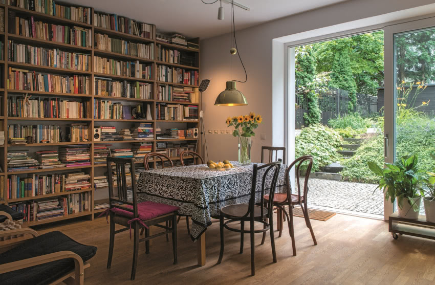 Nad stołem w jadalni u Tomka
wisi lampa Reflex,...