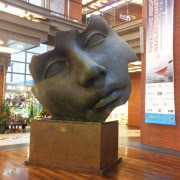 Igor Mitoraj, „Upadły Anioł”. Rzeźba znajduje...