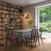 Biała kuchnia Tomka zamieszkującego parter. Stół...