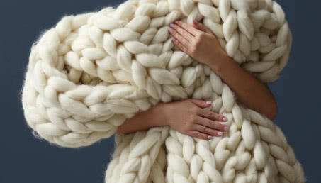 Wełna czesankowa - ile kosztuje, gdzie ją kupić, jak wykonać z niej koc?