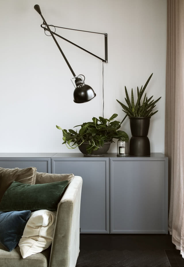 Industrialny kinkiet w salonie