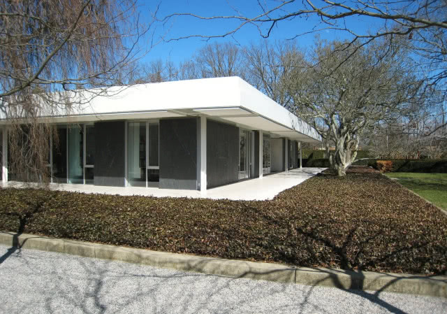 biały dom z panoramicznymi oknami