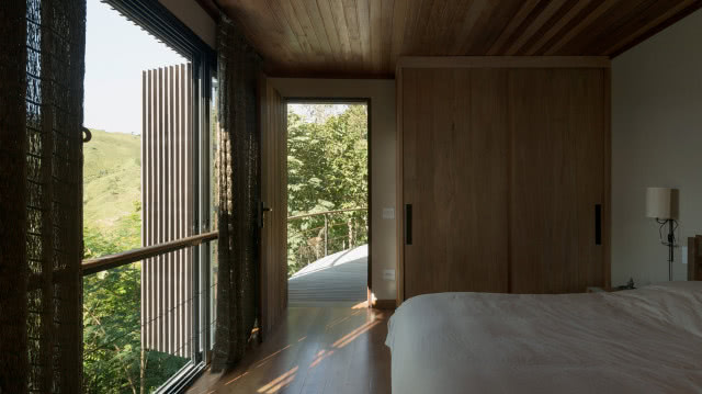 sypialnia, otwarte drzwi i okiennica