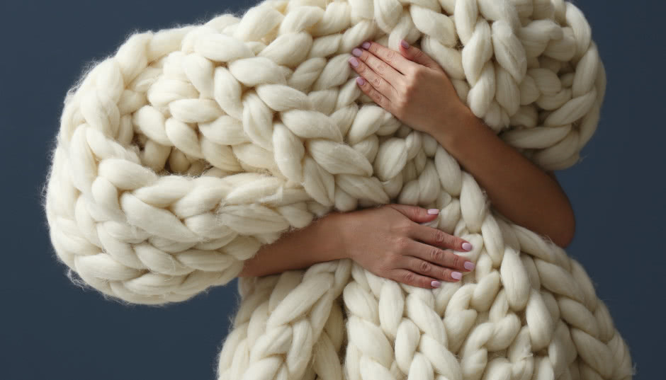 Wełna czesankowa - ile kosztuje, gdzie ją kupić, jak wykonać z niej koc?