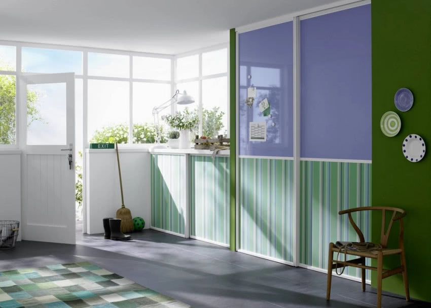 Kolorowy przedpokój z szafą ubraniowa zabudowaną...