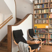 Biała kuchnia Tomka zamieszkującego parter. Stół...