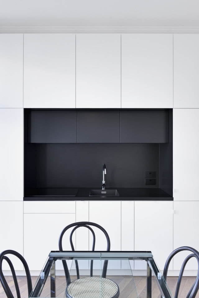 Biało-czarna minimalistyczna kuchnia