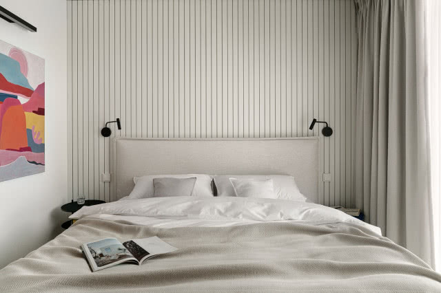Białe ściany w sypialni