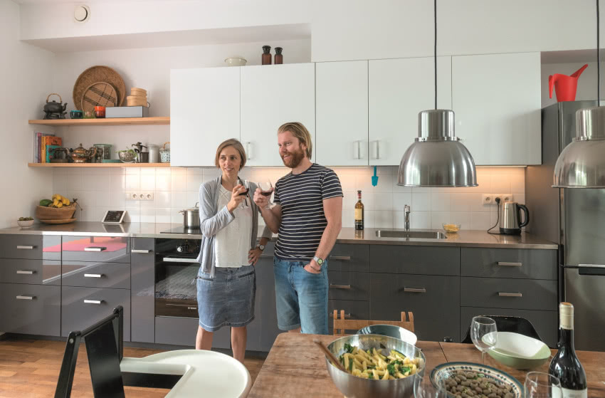 Dwie kuchnie gospodarzy. Do obu meble...