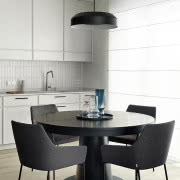 Proste biurko oraz ceglaste
krzesło od mdd...