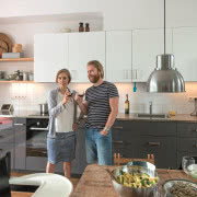 Biała kuchnia Tomka zamieszkującego parter. Stół...