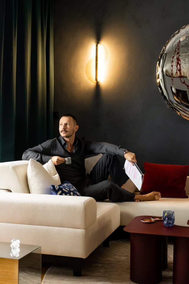 Mateusz Banasiuk w swoim apartamencie