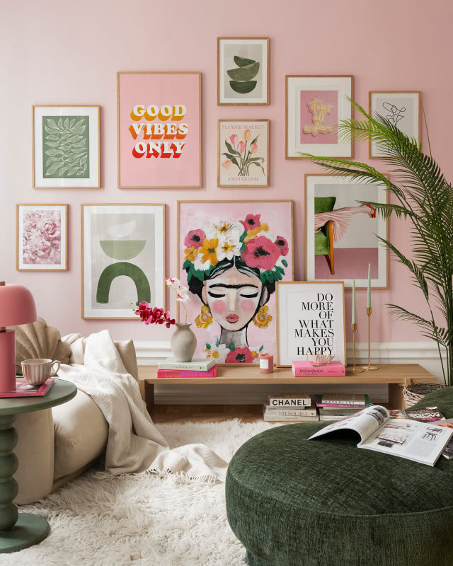 różowa ściana pełna obrazów