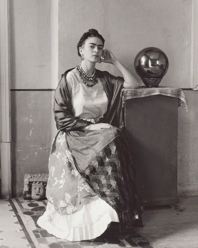 czarno-biała fotografia kobiety