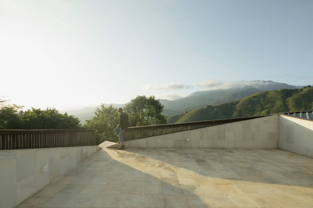 taras z betonu, na nim stoi mężczyzna