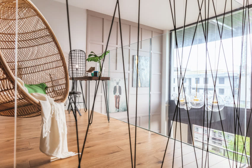 Fotel z wikliny podczepiono
do sufitu. To...