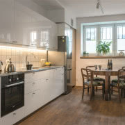 Biała kuchnia Tomka zamieszkującego parter. Stół...