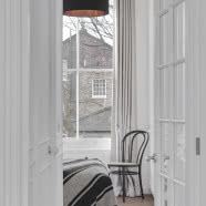 Jak mieszkają Francuzi? Kameralny apartament na londyńskim Notting Hill