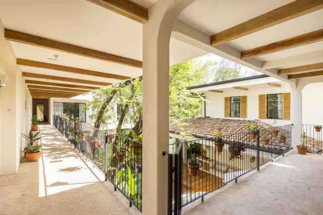 zewnętrzy korytarz na piętrze otoczony barierką