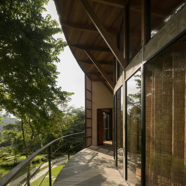 Ten dom ma kształt oka! Obejmują go lasy deszczowe