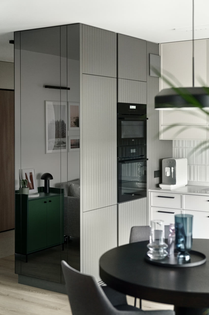 Naprzeciw wejścia do mieszkania
powstała wysoka...