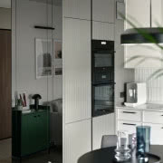 Proste biurko oraz ceglaste
krzesło od mdd...