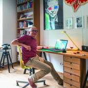 Biała kuchnia Tomka zamieszkującego parter. Stół...