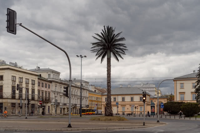 Po lewej: budynek, w którym do niedawna znajdował się Empik.