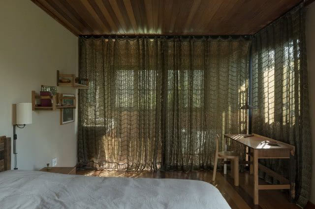 zasłonięte zasłony z naturalnego materiału