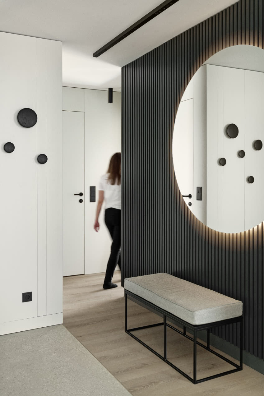 W holu, pod dużym podświetlanym...