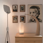 Biała kuchnia Tomka zamieszkującego parter. Stół...