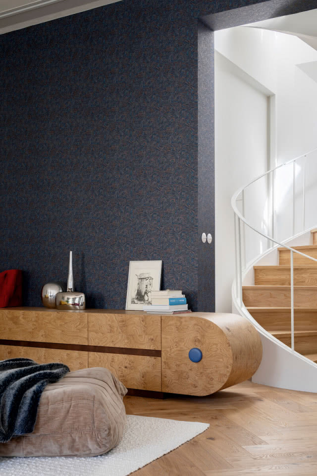 granatowa tapeta w salonie 