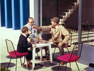 modernistyczne fotele - kadr z filmu "Mój wujaszek"