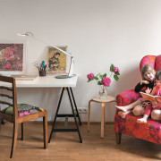 Biała kuchnia Tomka zamieszkującego parter. Stół...