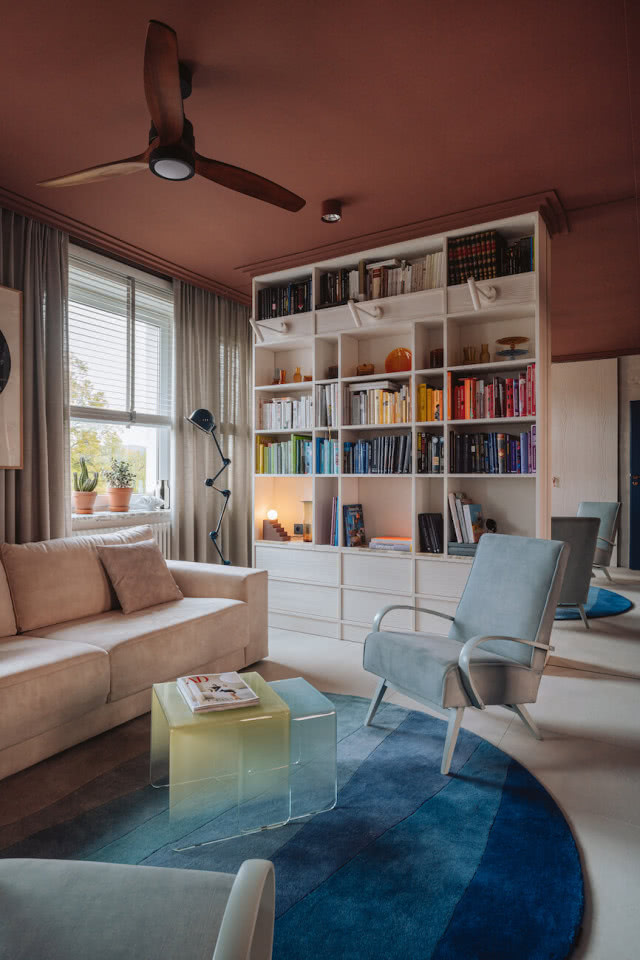 lustro na ścianie w salonie