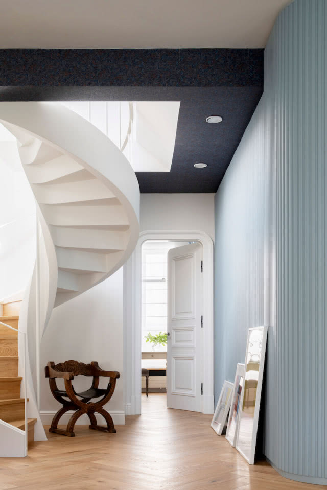 krzesło w stylu renesansowym i kręte schody w mieszkaniu